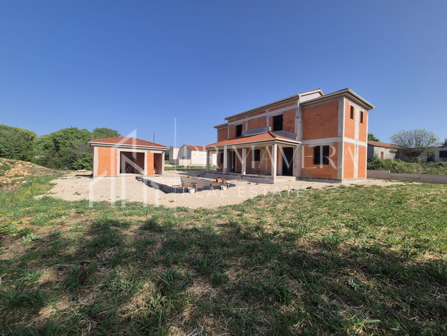 Poličnik, kuća s bazenom i pomoćnim objektom