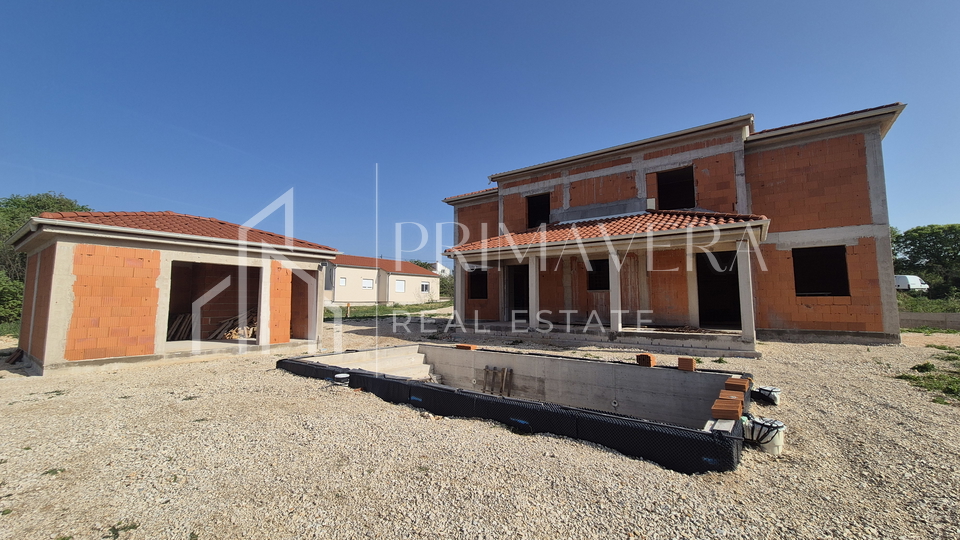 Poli&ccaron;nik&comma; ku&cacute;a s bazenom i pomo&cacute;nim objektom