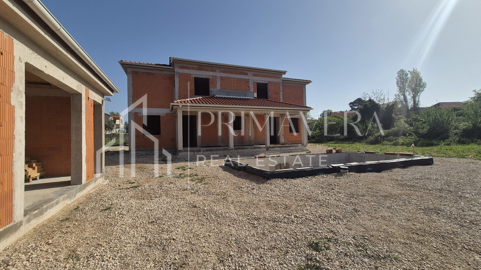 Poli&ccaron;nik&comma; ku&cacute;a s bazenom i pomo&cacute;nim objektom