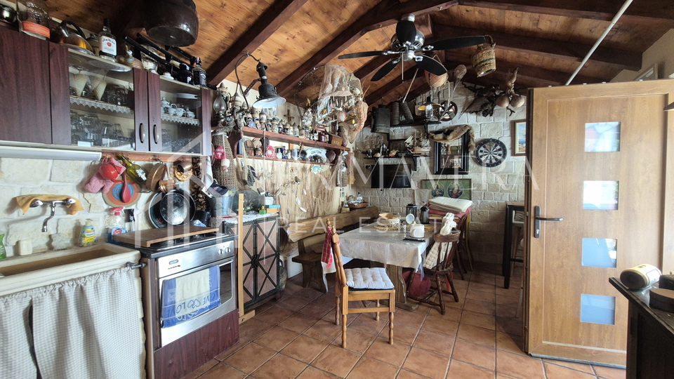Zaton&comma; katnica u blizini mora i s pogledom na more