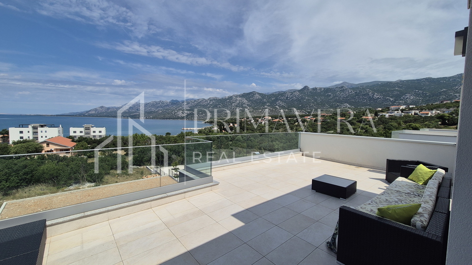 ROVANJSKA &ndash; Luksuzna samostoje&cacute;a vila s bazenom&comma; prostranom oku&cacute;nicom i panoramskim pogledom na more
