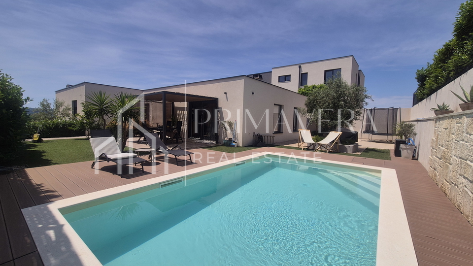 Sveti Filip i Jakov&comma; a duplex house with a pool