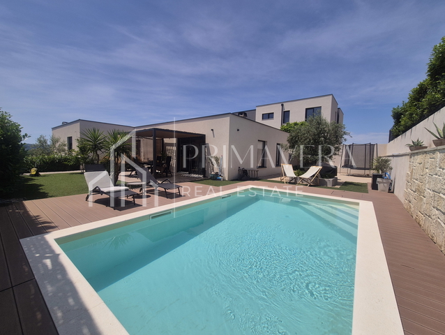 Sveti Filip i Jakov, a duplex house with a pool