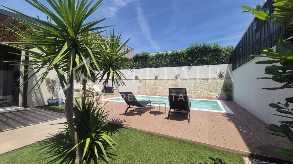 Sveti Filip i Jakov&comma; a duplex house with a pool