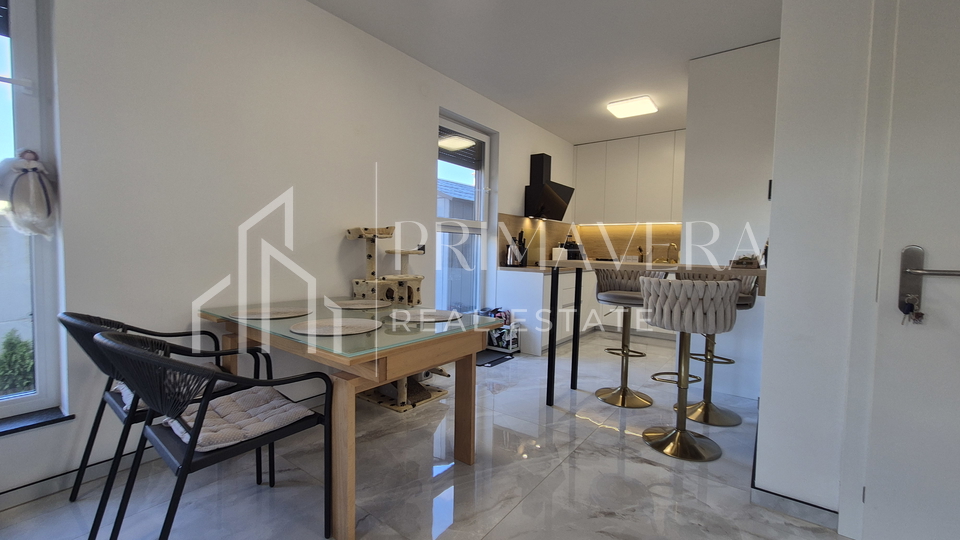 Zadar - Crvene ku&cacute;e&comma; namje&scaron;teni dvosoban stan s vrtom u novoj zgradi