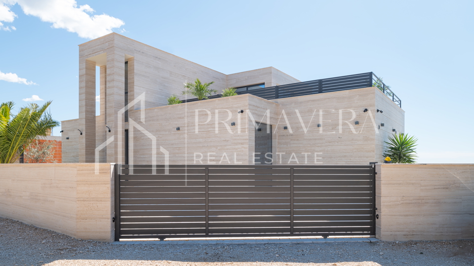 Luksuzna vila s bazenom i pogledom na more&comma; Podvr&scaron;je&comma; Ra&zcaron;anac