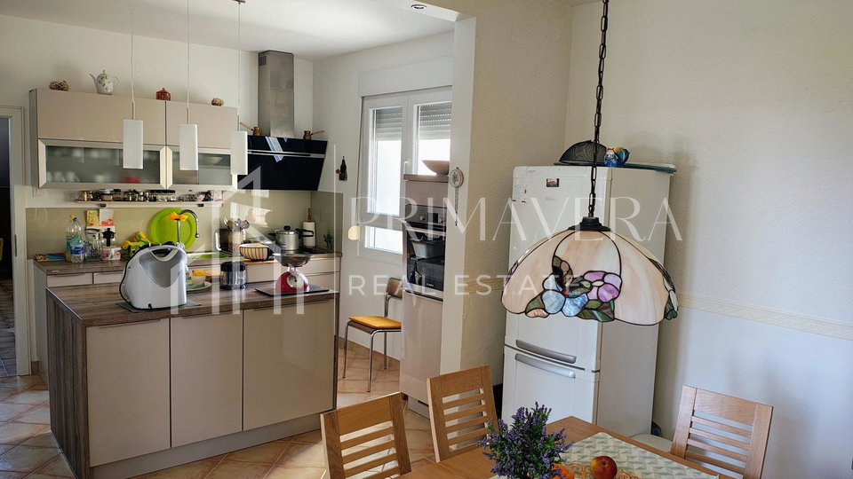 Suko&scaron;an&comma; ku&cacute;a katnica u blizini mora&comma; pogled na more