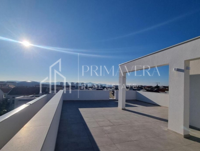 Zadar, Plovanija, penthouse with a roof terrace and a sea view, 121,83 m2