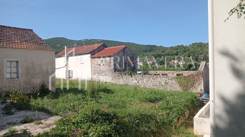 Banj&comma; Pa&scaron;man&comma; kamena ku&cacute;a u nizu