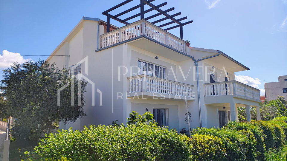 Suko&scaron;an&comma; ku&cacute;a katnica u blizini mora&comma; pogled na more