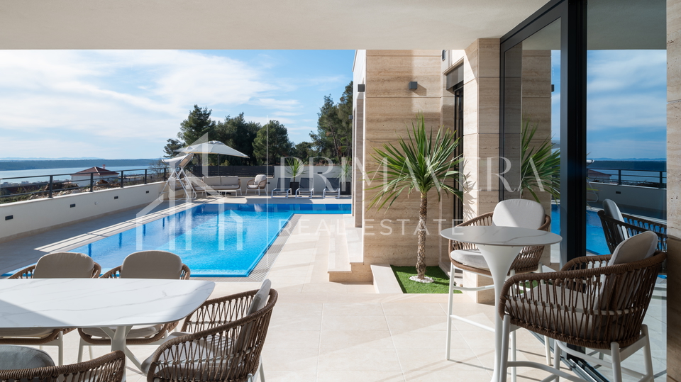 Luksuzna vila s bazenom i pogledom na more&comma; Podvr&scaron;je&comma; Ra&zcaron;anac