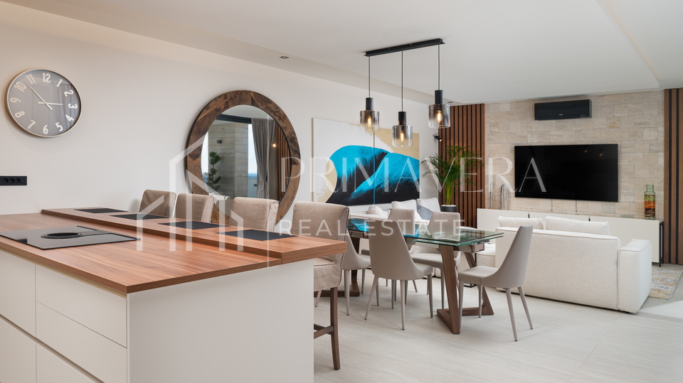 Luksuzna vila s bazenom i pogledom na more&comma; Podvr&scaron;je&comma; Ra&zcaron;anac