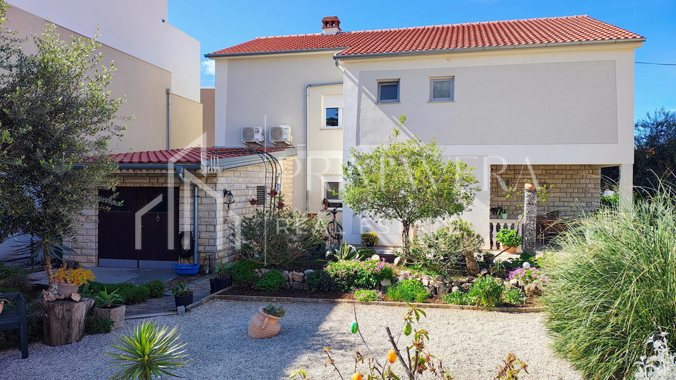 Suko&scaron;an&comma; ku&cacute;a katnica u blizini mora&comma; pogled na more