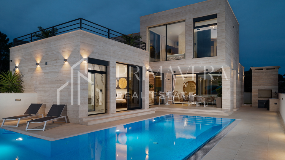 Luksuzna vila s bazenom i pogledom na more&comma; Podvr&scaron;je&comma; Ra&zcaron;anac