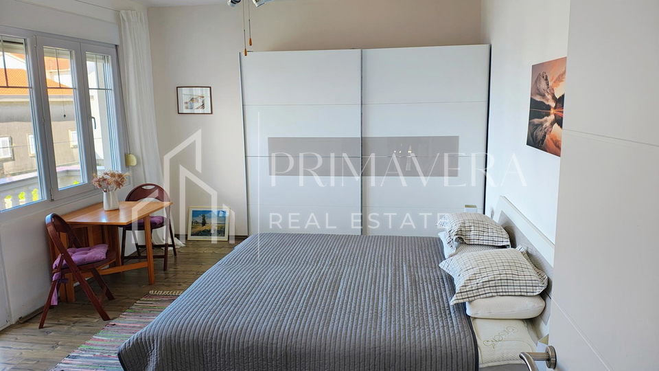 Suko&scaron;an&comma; ku&cacute;a katnica u blizini mora&comma; pogled na more