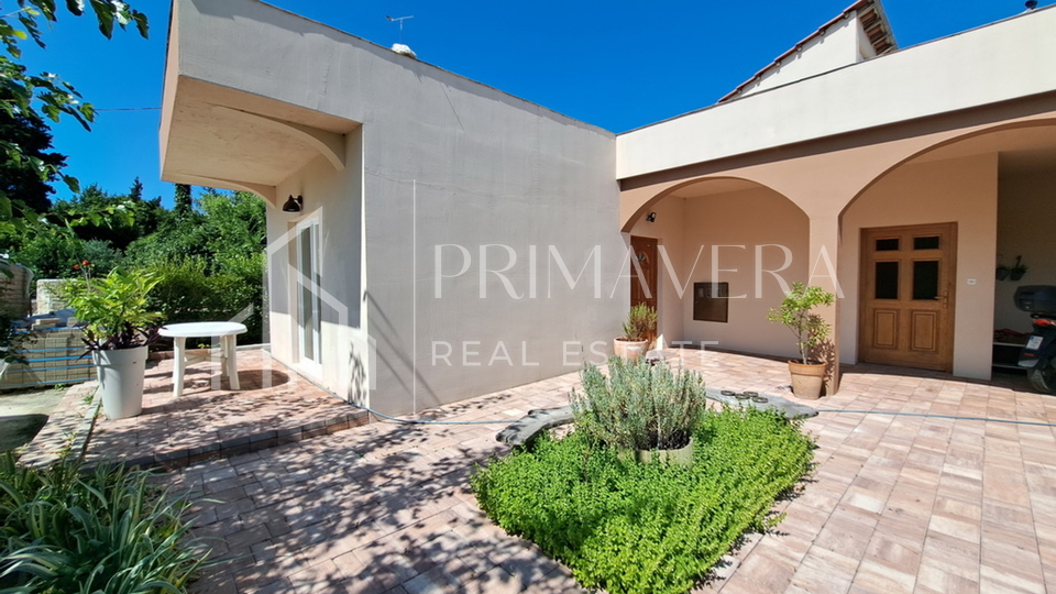 Pašman, Banj, house on a spacious garden, only 30m from the sea and the beach