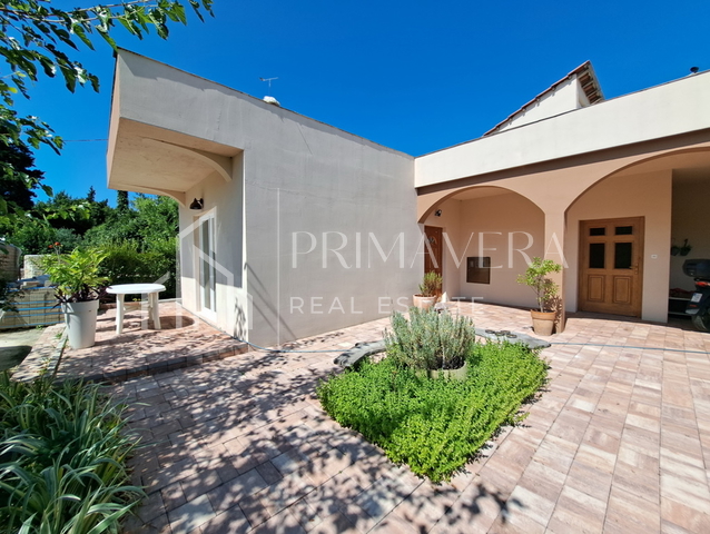 Pašman, Banj, house on a spacious garden, only 30m from the sea and the beach