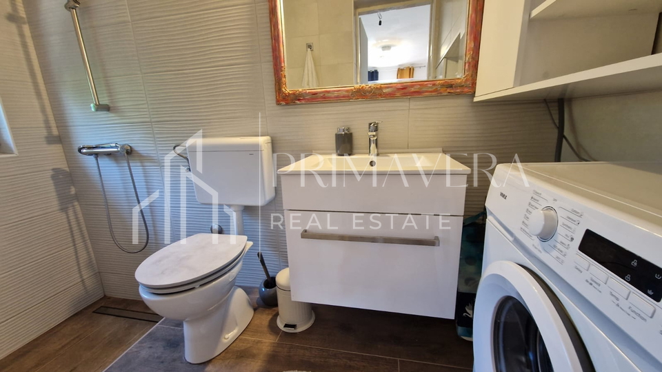 Pašman, Banj, house on a spacious garden, only 30m from the sea and the beach