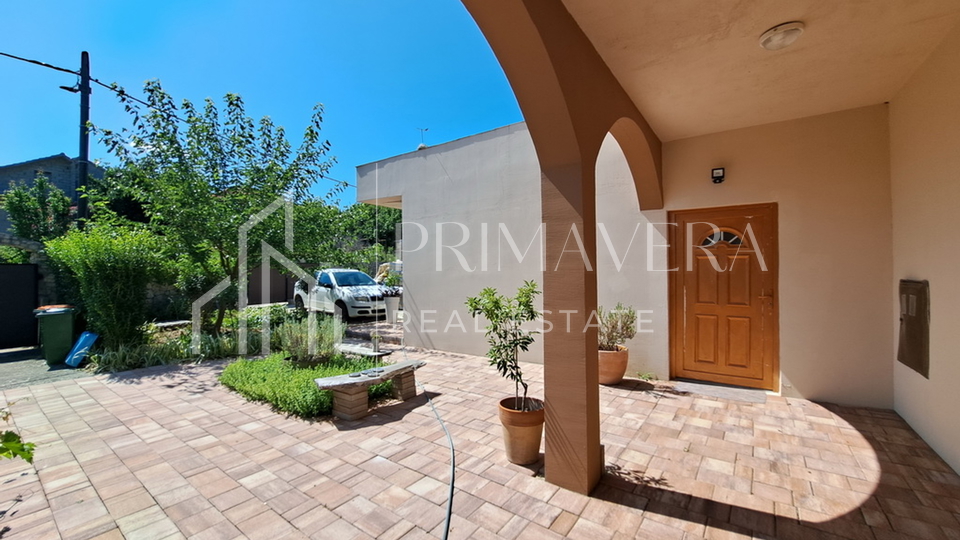 Pašman, Banj, house on a spacious garden, only 30m from the sea and the beach