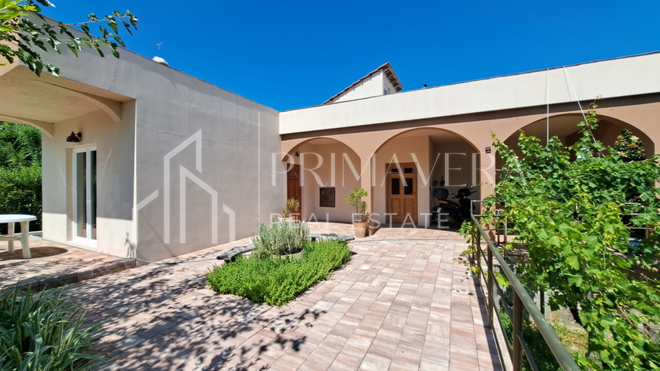 Pašman, Banj, house on a spacious garden, only 30m from the sea and the beach