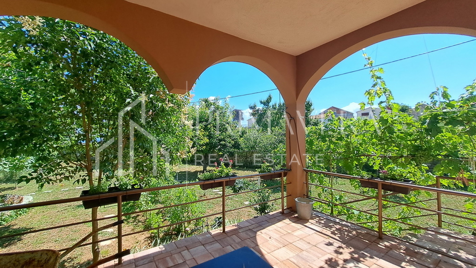 Pašman, Banj, house on a spacious garden, only 30m from the sea and the beach