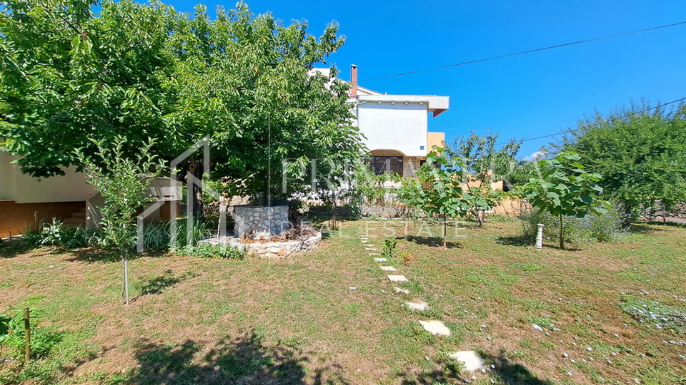 Pašman, Banj, house on a spacious garden, only 30m from the sea and the beach
