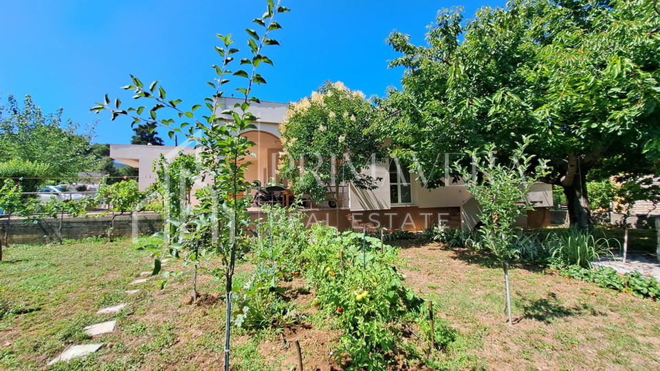 Pašman, Banj, house on a spacious garden, only 30m from the sea and the beach