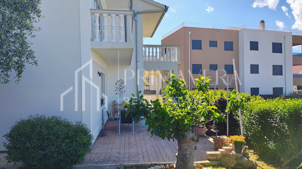 Suko&scaron;an&comma; ku&cacute;a katnica u blizini mora&comma; pogled na more