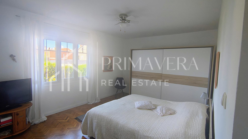 Suko&scaron;an&comma; ku&cacute;a katnica u blizini mora&comma; pogled na more