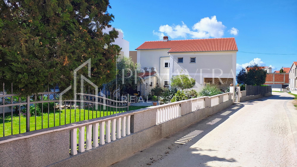 Suko&scaron;an&comma; ku&cacute;a katnica u blizini mora&comma; pogled na more