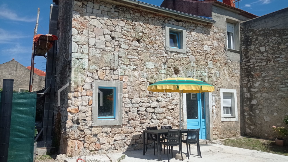 Banj&comma; Pa&scaron;man&comma; kamena ku&cacute;a u nizu