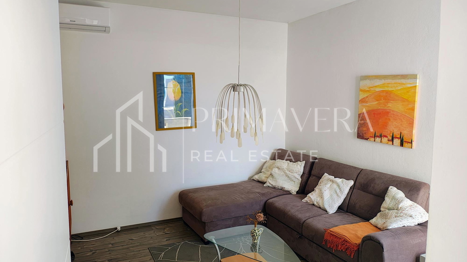 Suko&scaron;an&comma; ku&cacute;a katnica u blizini mora&comma; pogled na more