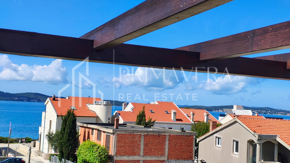 Suko&scaron;an&comma; ku&cacute;a katnica u blizini mora&comma; pogled na more