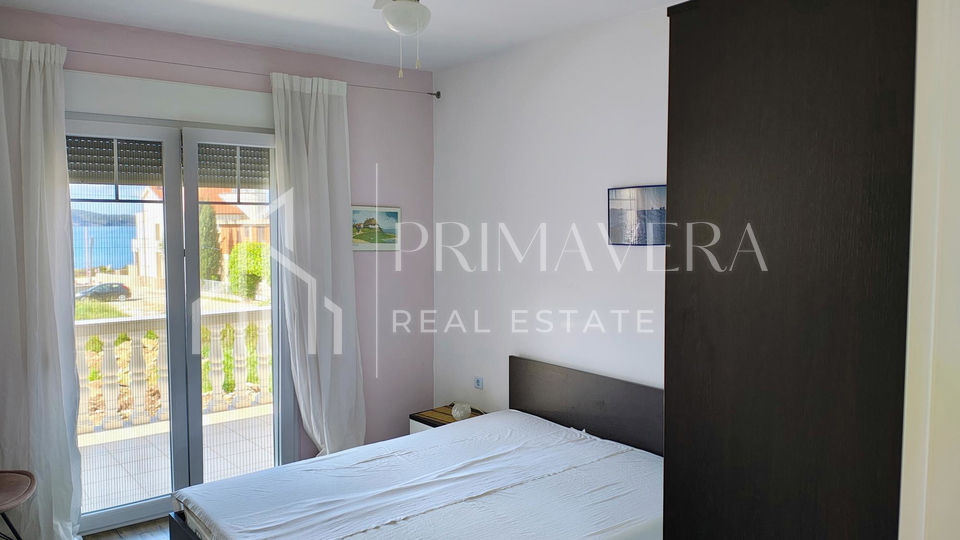 Suko&scaron;an&comma; ku&cacute;a katnica u blizini mora&comma; pogled na more