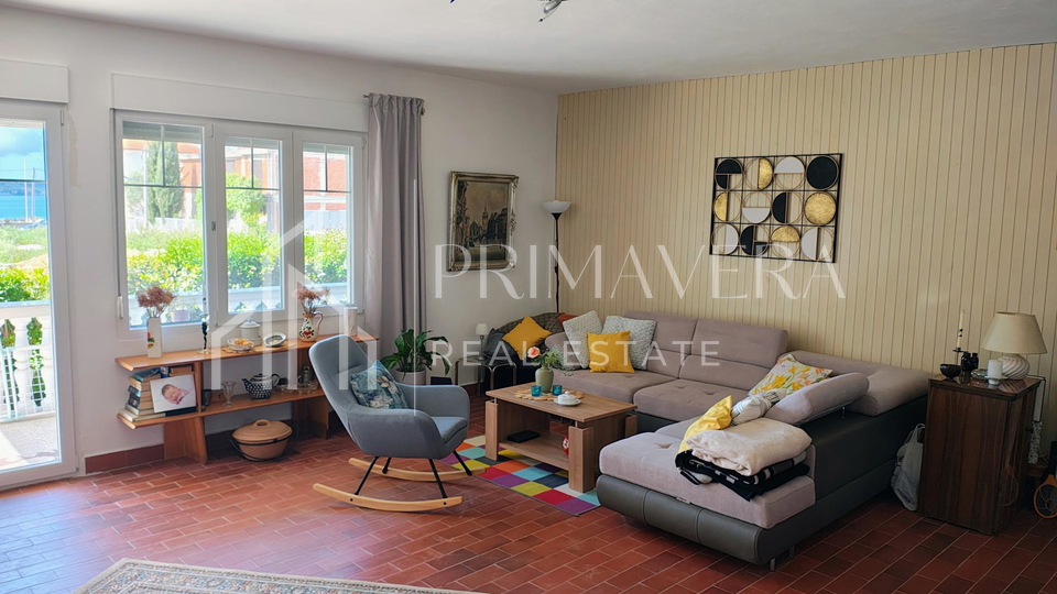 Suko&scaron;an&comma; ku&cacute;a katnica u blizini mora&comma; pogled na more