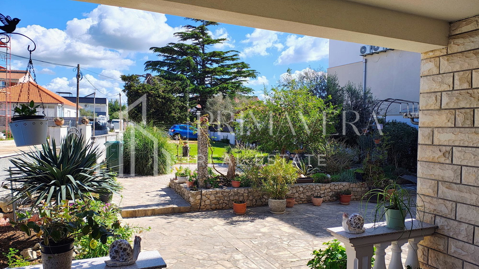 Suko&scaron;an&comma; ku&cacute;a katnica u blizini mora&comma; pogled na more