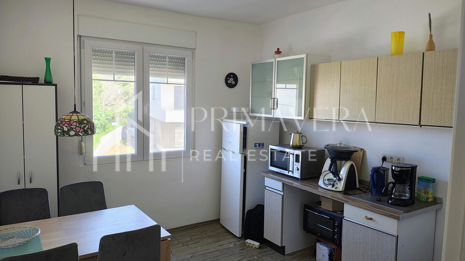 Suko&scaron;an&comma; ku&cacute;a katnica u blizini mora&comma; pogled na more