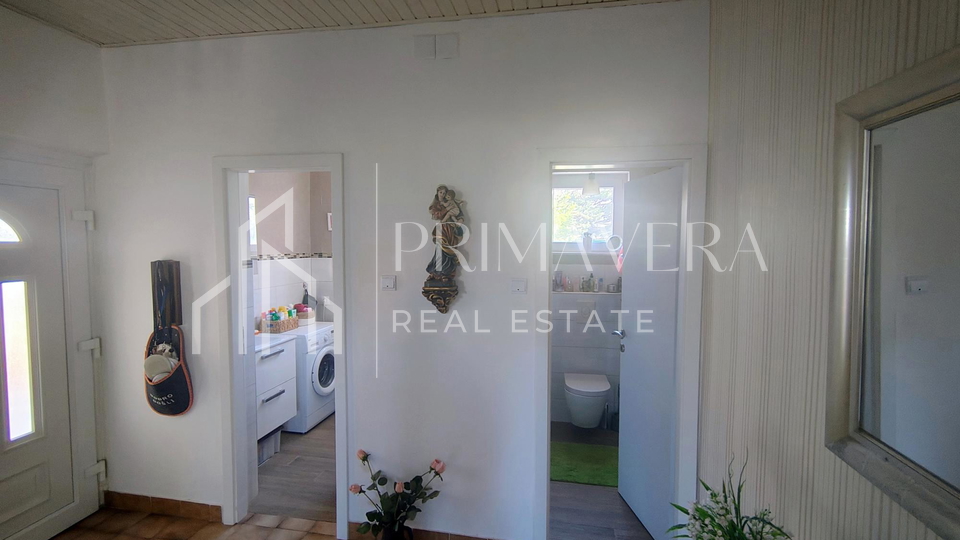 Suko&scaron;an&comma; ku&cacute;a katnica u blizini mora&comma; pogled na more