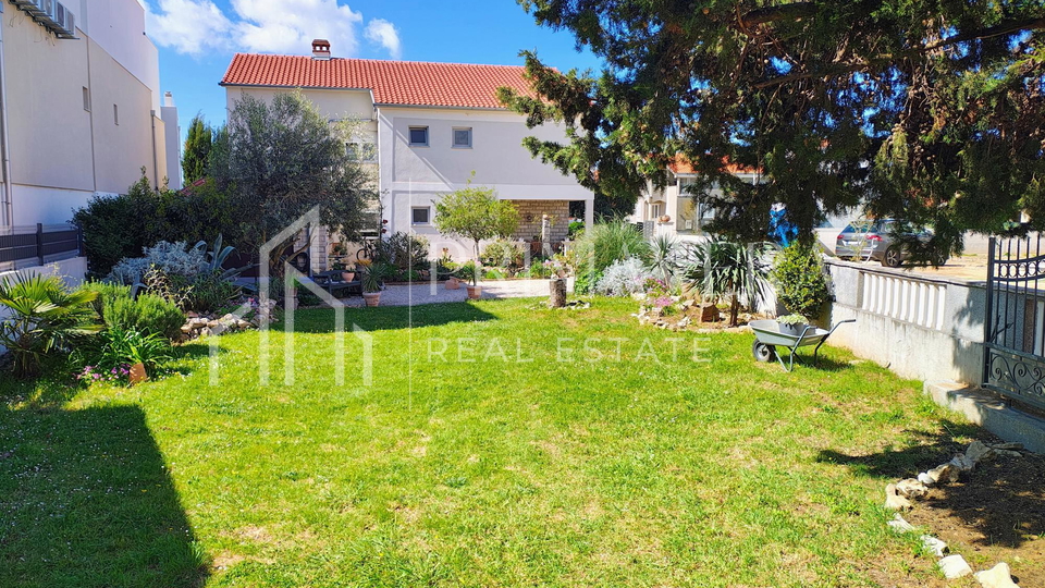 Suko&scaron;an&comma; ku&cacute;a katnica u blizini mora&comma; pogled na more