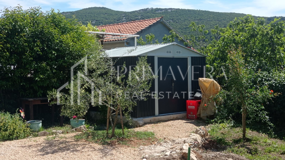 Banj&comma; Pa&scaron;man&comma; kamena ku&cacute;a u nizu