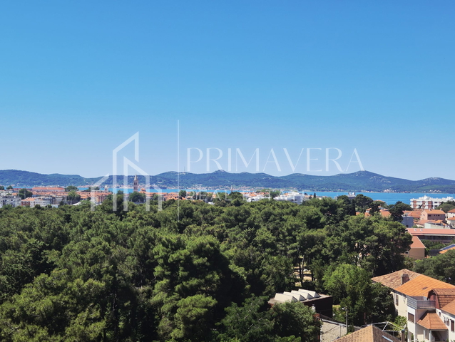 Zadar - Melada, prostrani trosobni stan s pogledom na more, 87 m2
