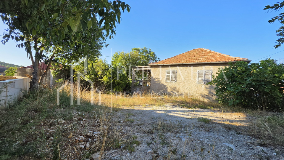 Banj&comma; Pa&scaron;man&comma; ku&cacute;a za renovaciju u blizini mora&comma; velika oku&cacute;nica