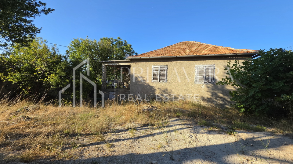 Banj&comma; Pa&scaron;man&comma; ku&cacute;a za renovaciju u blizini mora&comma; velika oku&cacute;nica