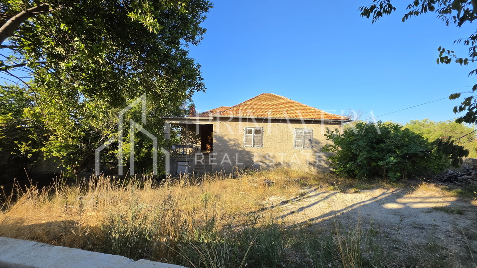 Banj&comma; Pa&scaron;man&comma; ku&cacute;a za renovaciju u blizini mora&comma; velika oku&cacute;nica
