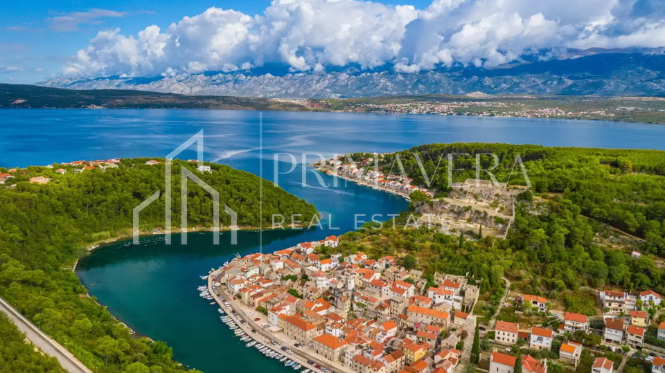 Novigrad&comma; gra&dstrok;evinsko zemlji&scaron;te s panoramskim pogledom
