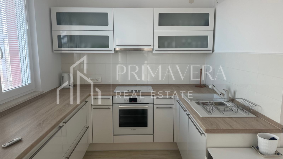 Zadar&sol;Branimirova obala&comma; renovirani stan s prekrasnim pogledom