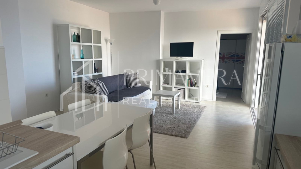 Zadar&sol;Branimirova obala&comma; renovirani stan s prekrasnim pogledom