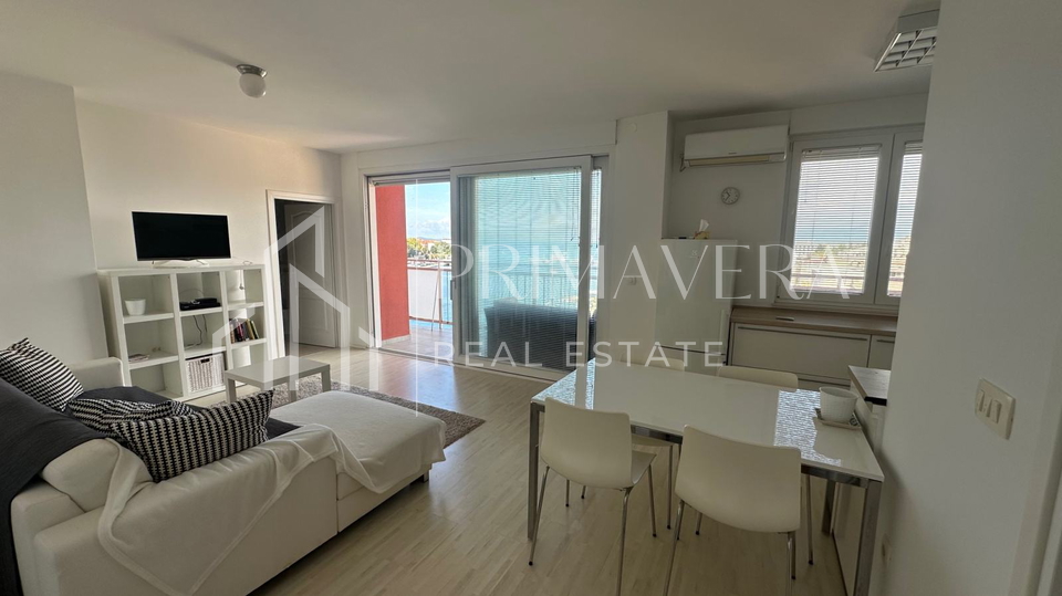 Zadar&sol;Branimirova obala&comma; renovirani stan s prekrasnim pogledom