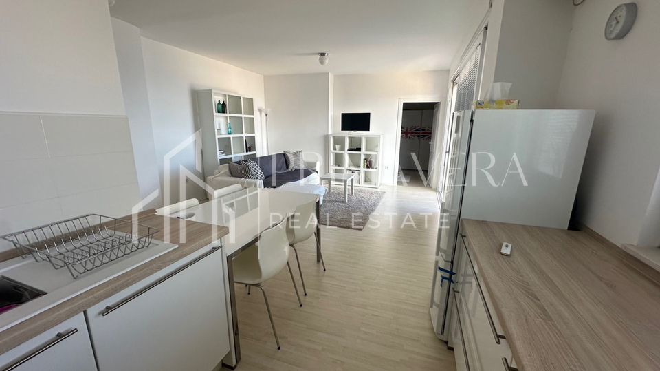 Zadar&sol;Branimirova obala&comma; renovirani stan s prekrasnim pogledom