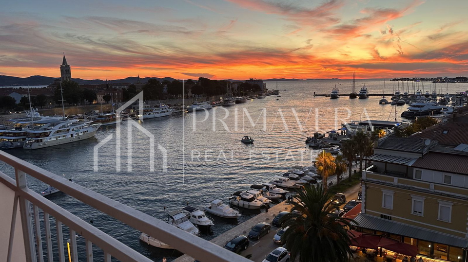 Zadar&sol;Branimirova obala&comma; renovirani stan s prekrasnim pogledom